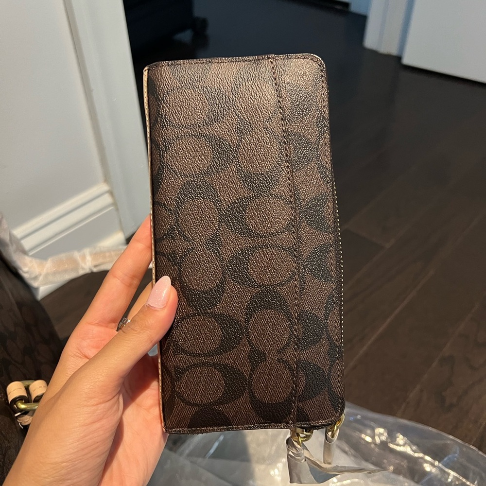 Coach PEYTON SIGNATURE ACCORDION ZIP WALLET brand new